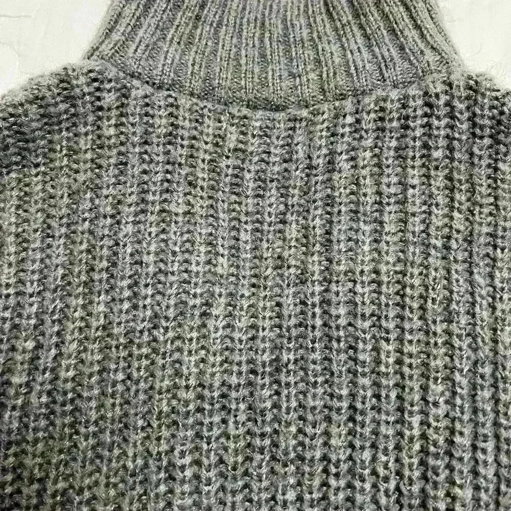 John + Jenn  Sweater grey size small - Picture 10 of 10